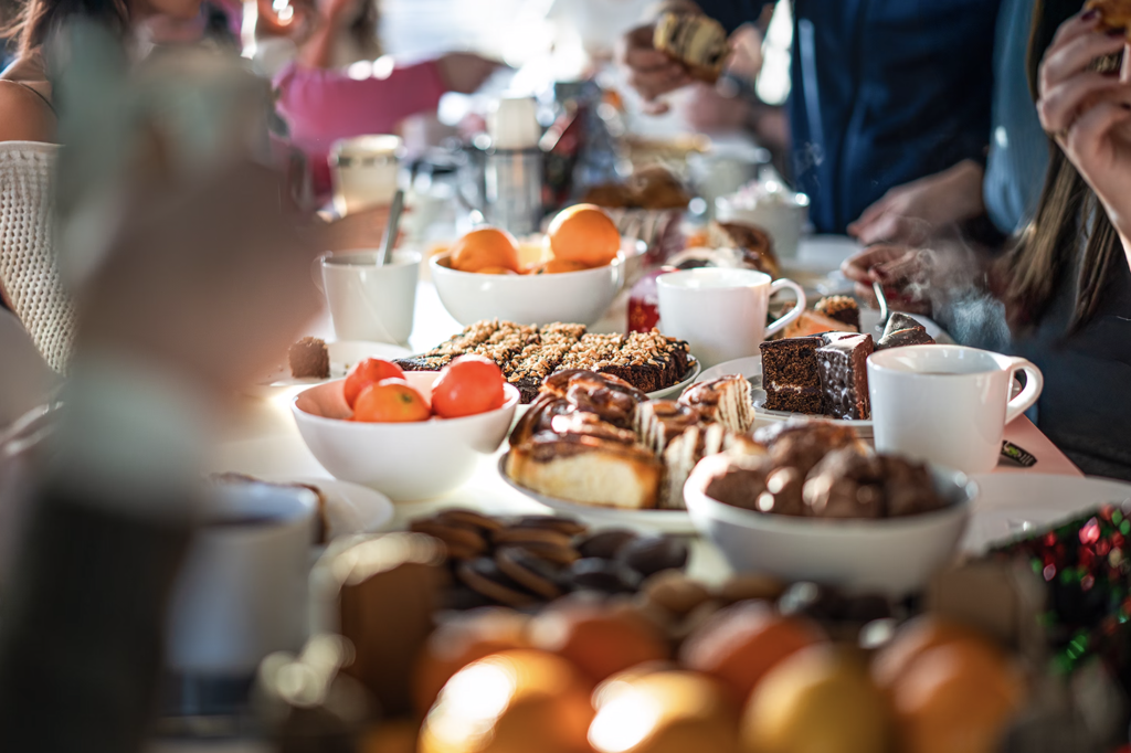 mat i vita tallrikar på ett bord
